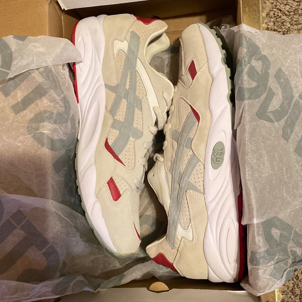 BRAND NEW, w/o tags-Men’s ASICS Gel-Diablo Shoes. Birch Seagrass(Cream/Red)color